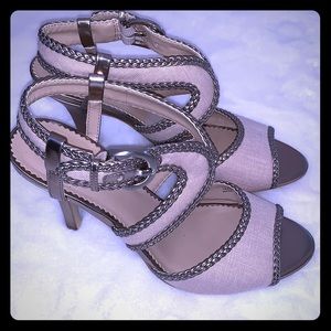 Tahari high heeled Lima sandals 👡 EUC. 7 M.